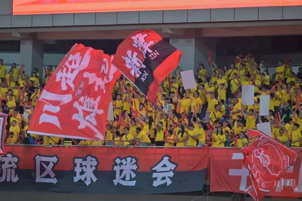 揭幕战的现, 看台上聚